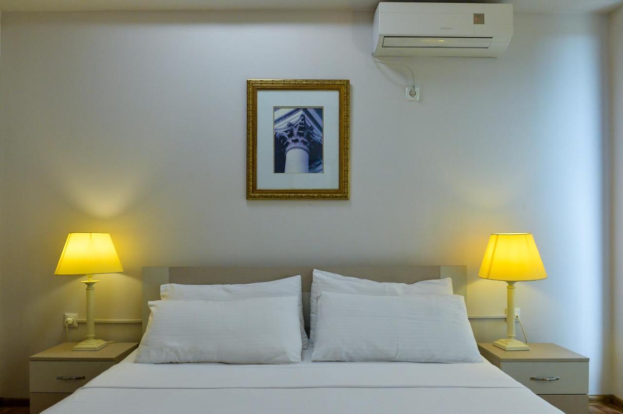 Central Hotel 茨卡尔图博 外观 照片
